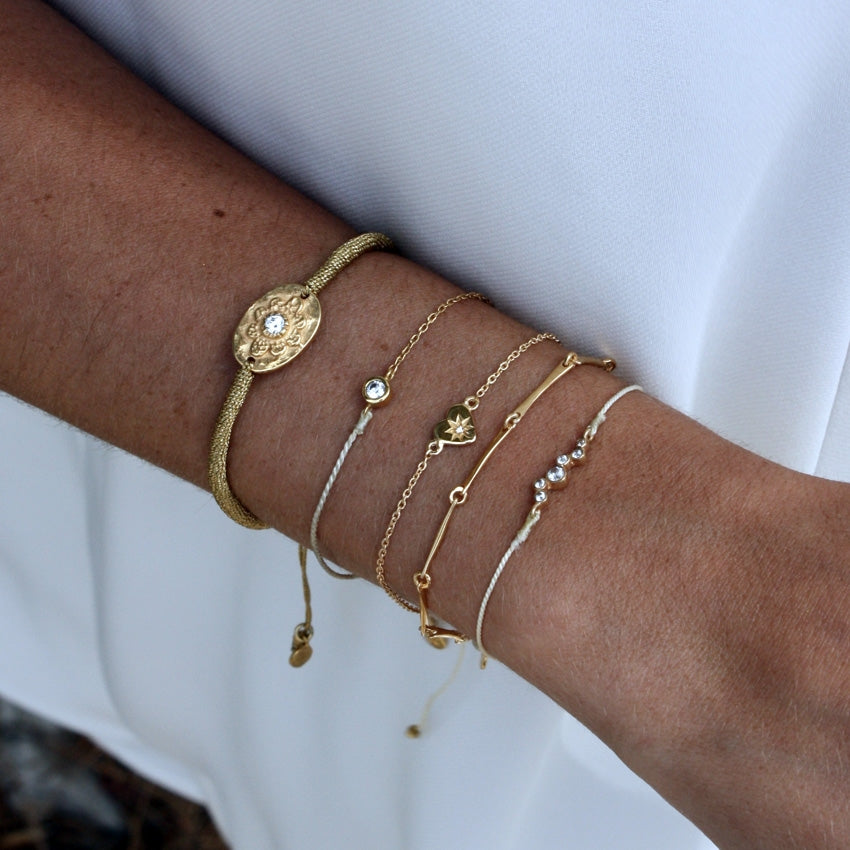 Bracelet tressé et zircons blancs