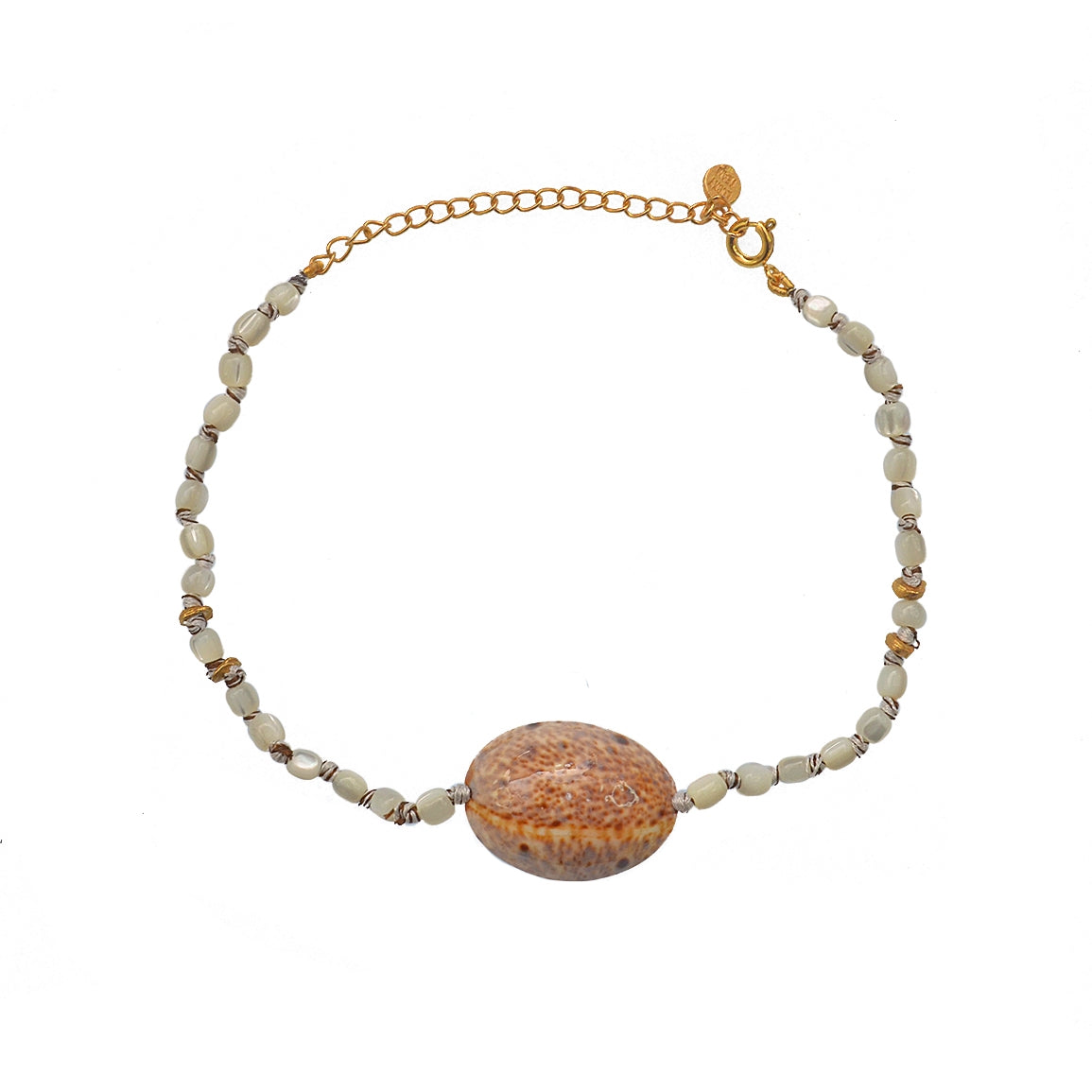 Bracelet de cheville doré et coquillages