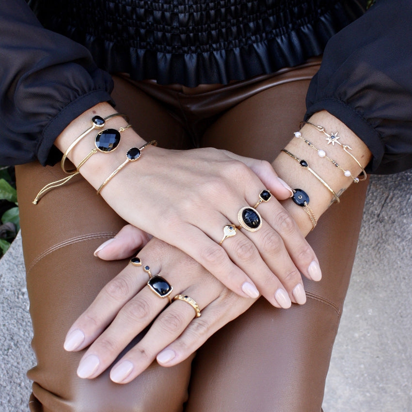 Bracelet cordon doré et pierre facettée