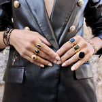 Chevalière dorée et pierre ronde