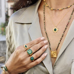 Chevalière dorée texturée et pierre carrée