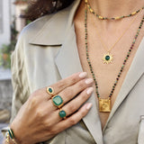 Chevalière dorée texturée et pierre carrée