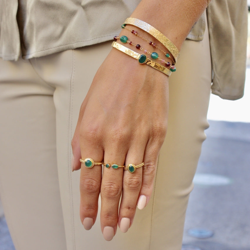 Bague dorée martelée ouverte et 2 pierres