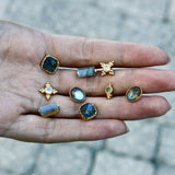 Boucles dorées et pierre ronde facettée