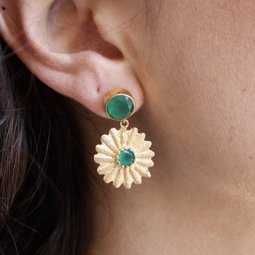 Boucles dorées fleur martelé et pierre - ONYX VERTE