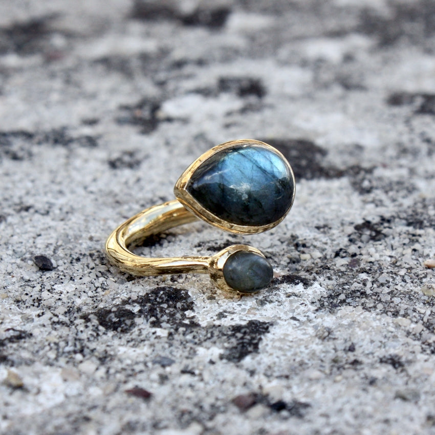 Bague dorée ouverte et labradorite