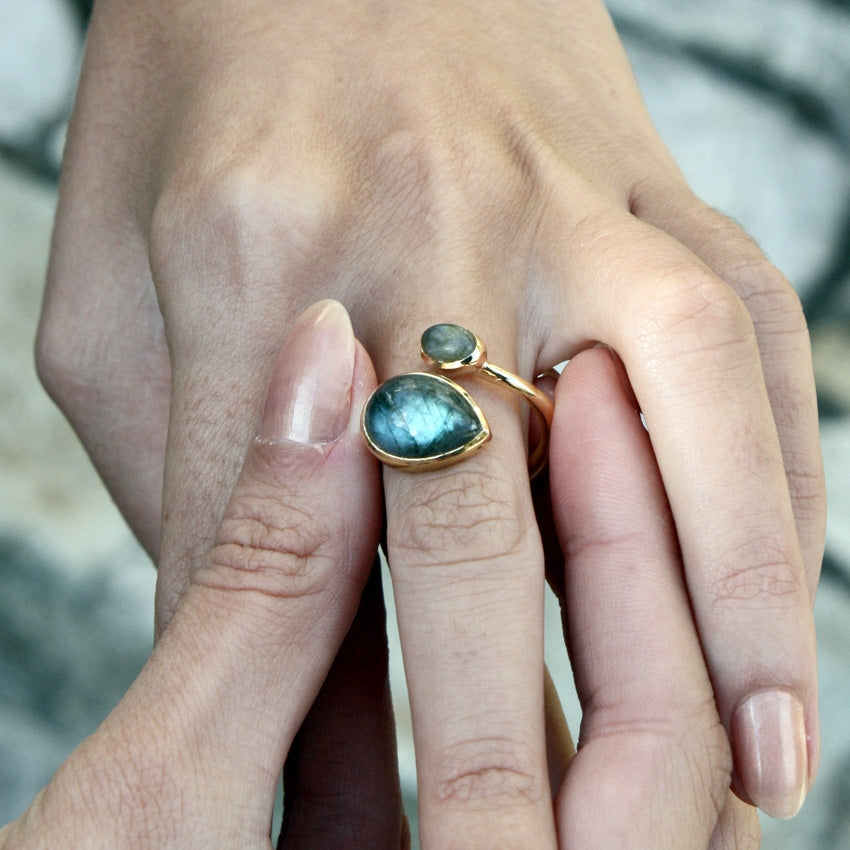 Bague dorée ouverte et labradorite