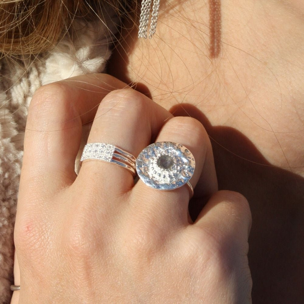 Bague ronde argent 925 martelée et pierre