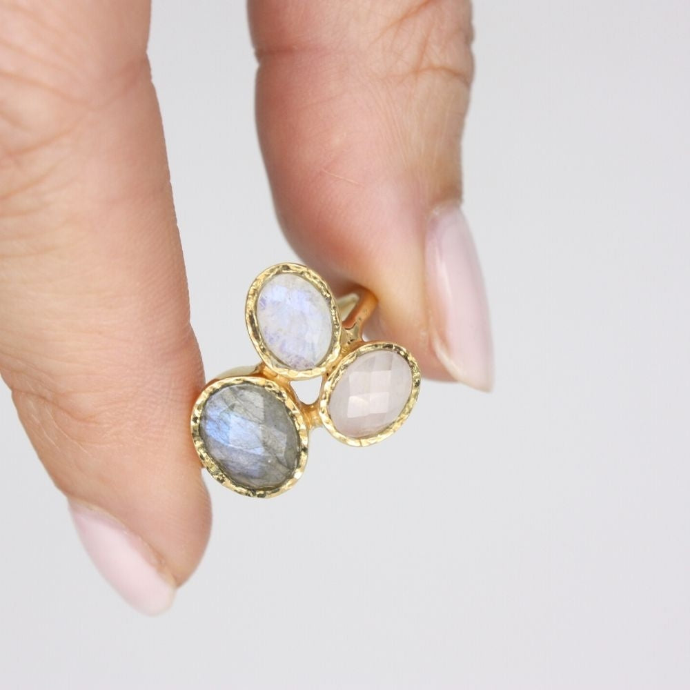 Bague dorée trio de pierres