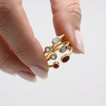 Bague dorée martelée ouverte et 2 pierres