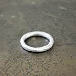 Bague anneau simple brossé martelée en argent 925 - Bagues