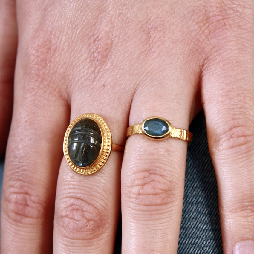 Bague dorée scarabée taillé dans la pierre et contour doré