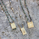Collier doré multi pierres et pendentif plaque demi soleil