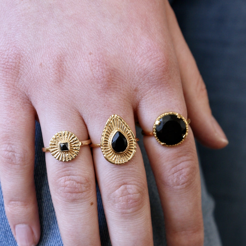 Bague dorée pierre ronde 4 griffes