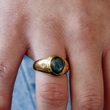 Chevalière dorée pierre cabochon et zircons