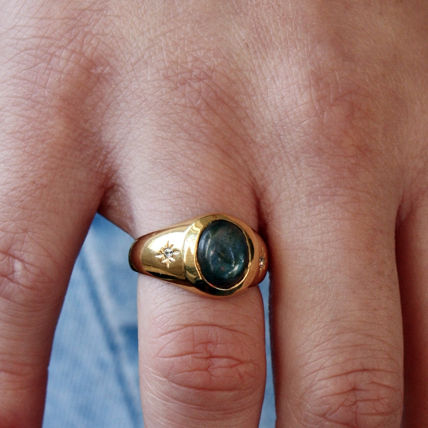 Chevalière dorée pierre cabochon et zircons