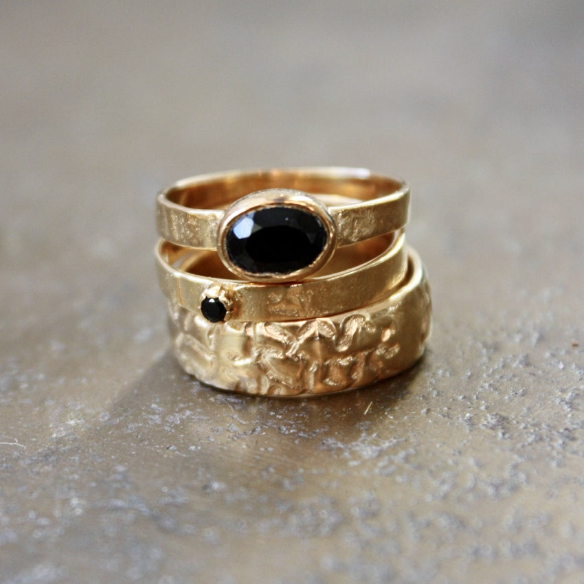 Bague dorée martelée et pierre