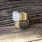 Chevalière dorée texturée et pierre carrée