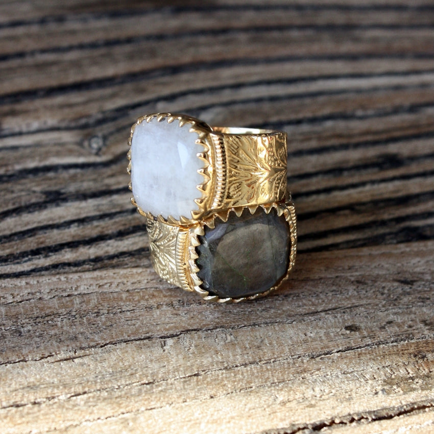 Chevalière dorée texturée et pierre carrée