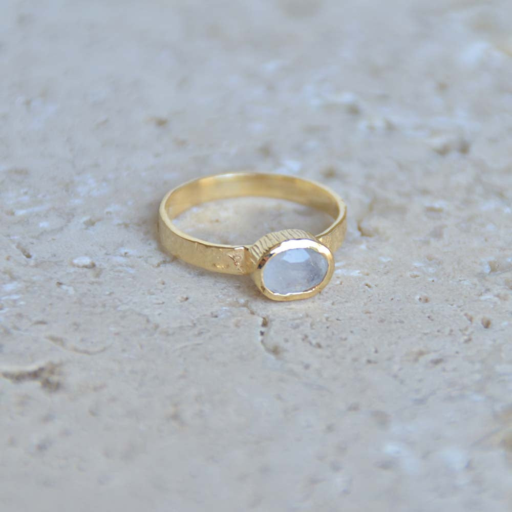 Bague dorée martelée et pierre - 50 / PIERRE DE LUNE