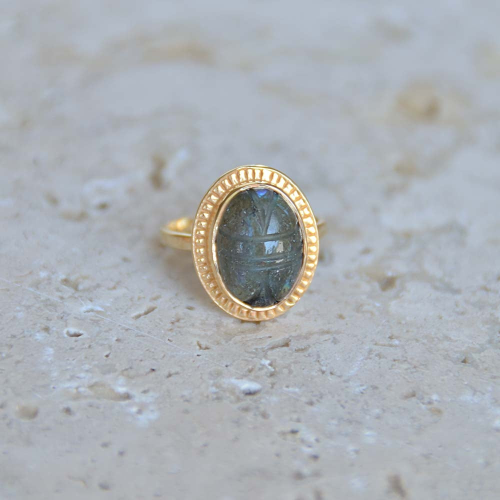 Bague dorée scarabée taillé dans la pierre et contour doré