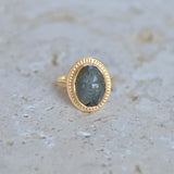 Bague dorée scarabée taillé dans la pierre et contour doré