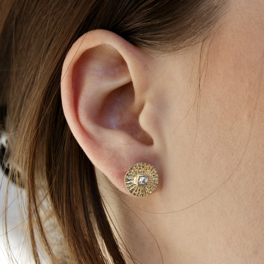 Boucles dorées rond strié et pierre - ZIRCON BLANC