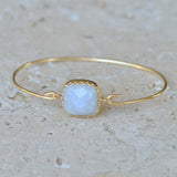 Jonc fermé doré et pierre carrée - PIERRE DE LUNE