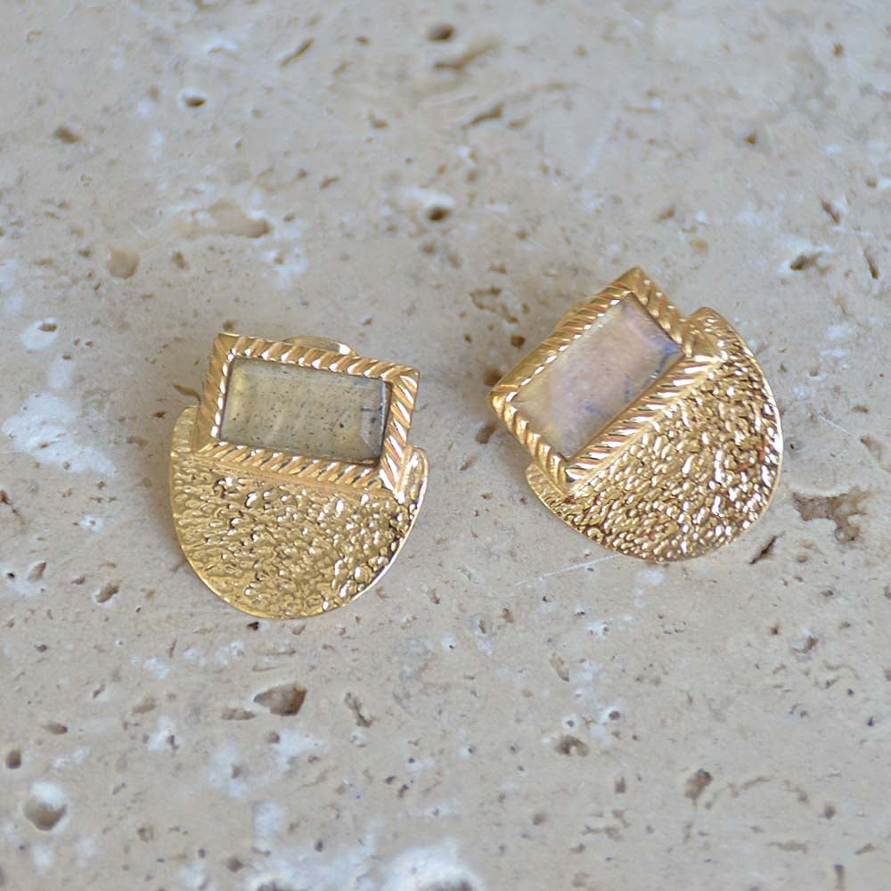 Boucles dorées martelées et pierre