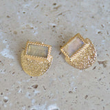 Boucles dorées martelées et pierre