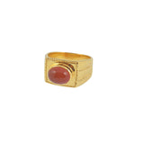 Chevalière dorée et pierre cabochon