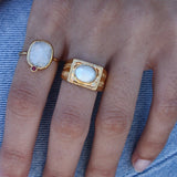 Chevalière dorée et pierre cabochon