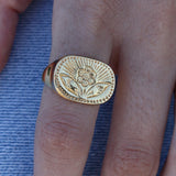 Chevaliere dorée gravée fleur