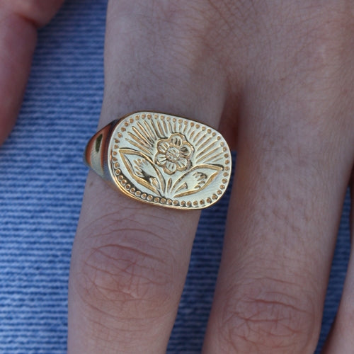 Chevaliere dorée gravée fleur