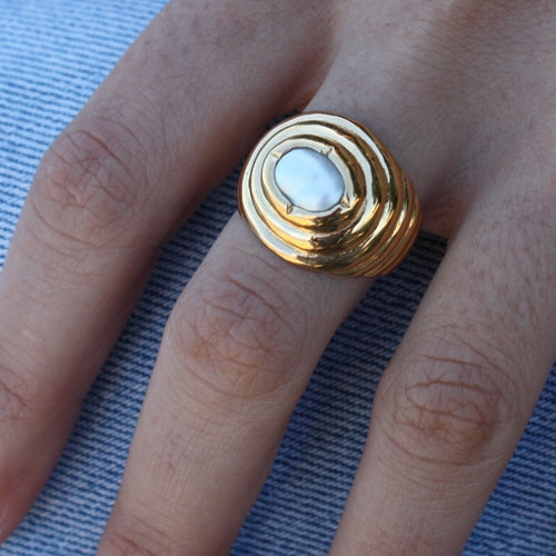 Chevalière dorée vagues et pierre cabochon - 50 / PERLE