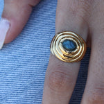 Chevalière dorée vagues et pierre cabochon