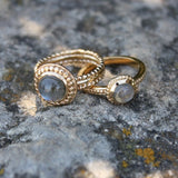 Bague dorée texturée et pierre cabochon - 52 / LABRADORITE