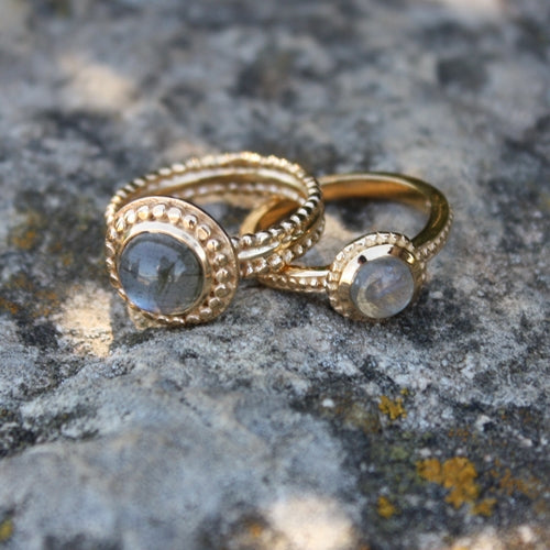 Bague dorée texturée et pierre cabochon - 52 / LABRADORITE