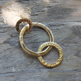 Boucles dorées anneaux martelés