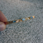 Jonc doré texturé fleurs et 3 pierres