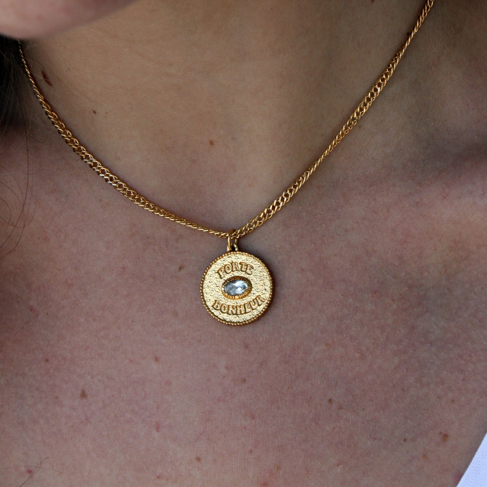 Collier doré médaille porte bonheur et pierre - TOPAZE BLANC