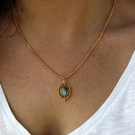 Collier dorée pendentif pierre cabochon pivotant