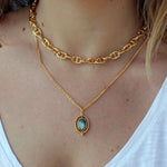 Collier dorée pendentif pierre cabochon pivotant