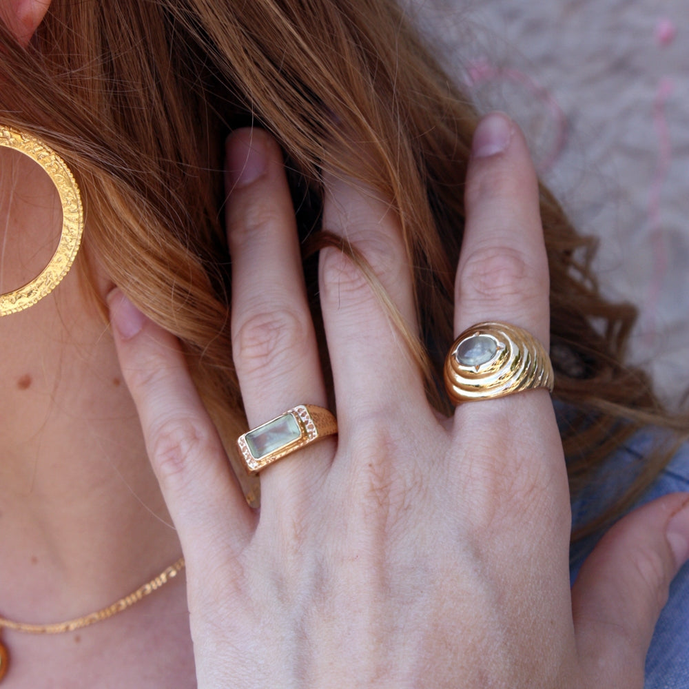 Chevalière dorée vagues et pierre cabochon