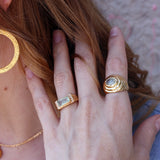 Chevalière dorée vagues et pierre cabochon