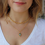 Collier dorée pendentif pierre cabochon pivotant