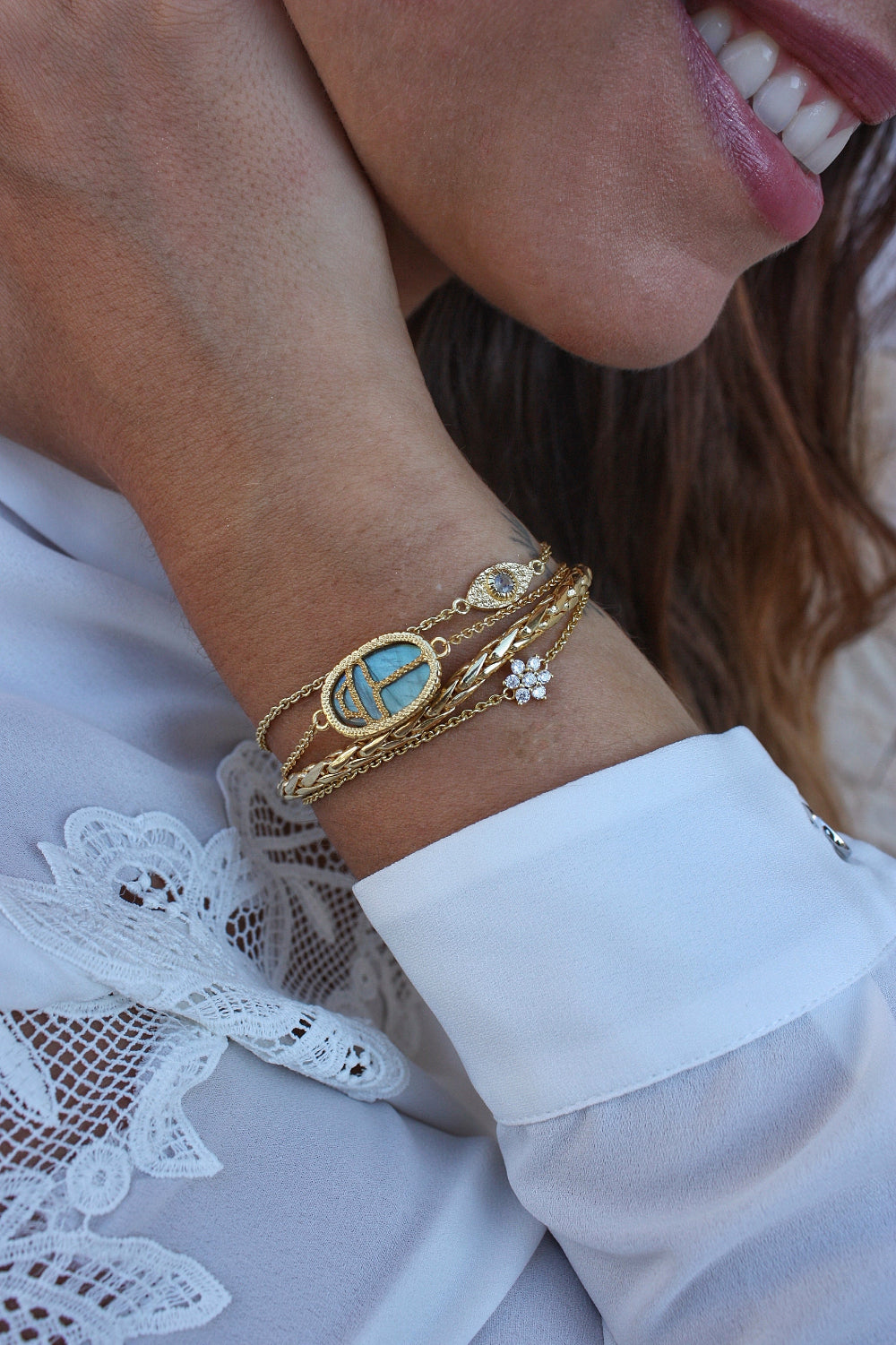 Bracelet doré et oeil martelé et pierre