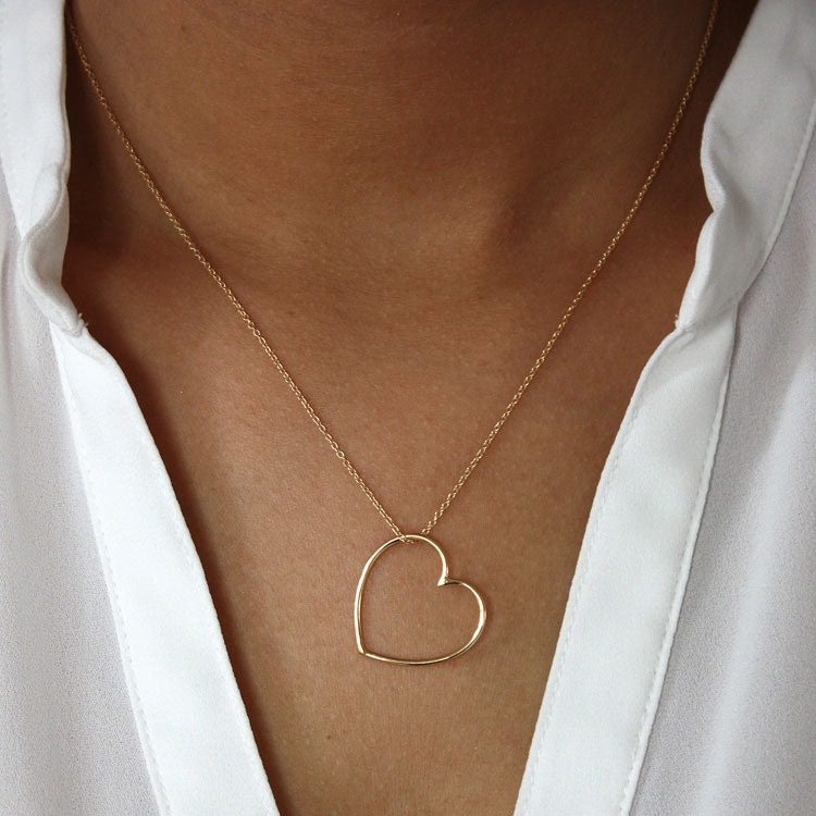 Collier doré et coeur évidé