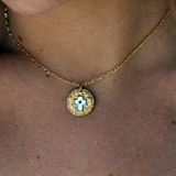 Collier doré médaille martelée talisman nacre - CROIX