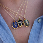 Collier doré pierre cabochon et cage dorée